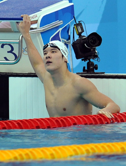 11일 오전 국가수영센터에서 열린 남자 자유형 200M 준결승에서 한국의 박태환이 2위로 들어 온 후 자신의 기록을 확인하고 있다.