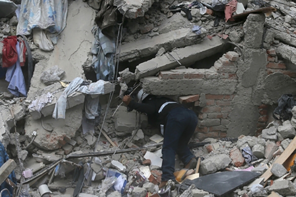 오후 멕시코 수도 멕시코시티에서 남동쪽으로 123㎞ 떨어진 푸에블라 주 라보소 인근에서 규모 7.1의 지진이 발생했다. 사진은 이날 멕시코시티 로마 지역에서 한 남성이 무너진 건물 잔해를 살피며 구조작업을 벌이는 모습. (사진=AP/연합뉴스)