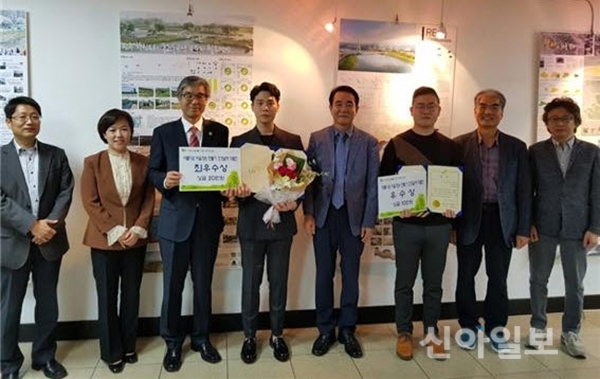 2017년 아름다운 마을 만들기 시상식에 김남경 총장이(왼쪽 세 번째)참석한 가운데 수상자들과 기념촬영을 하고 있다. (사진=경남과기대)