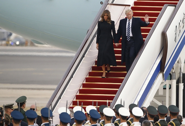 도널드 트럼프 미국 대통령(오른쪽)과 부인 멜라니아 여사가 8일(현지시간) 전용기인 '에어포스원' 편으로 베이징 서우두공항에 도착, 트랩을 내려오고 있다. (사진=AP/연합뉴스)