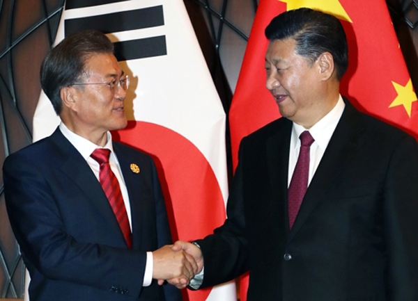 APEC 정상회의 참석 중인 문재인 대통령과 시진핑 중국 국가주석이 11일 오후(현지시간) 베트남 다낭 크라운플라자 호텔에서 열린 정상회담에서 반갑게 미소지으며 악수하고 있다.(사진=연합뉴스)