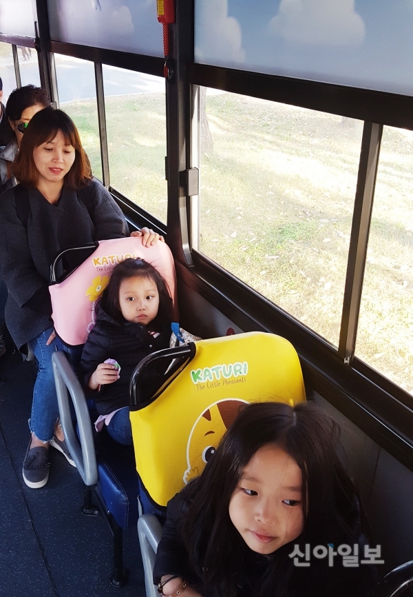 안동 까투리 버스를 타고 좋아하는 아이들(사진=안동시)