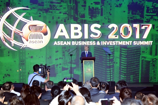 문재인 대통령이 13일 오후 필리핀 마닐라 솔레어 호텔에서 아세안 정상회의 기간 중에 개최된 아세안 기업투자서밋(ABIS)에 특별연설자로 참석해 우리 정부의 한-아세안 협력 비전으로 '한-아세안 미래공동체 구상'을 발표하고 있다.