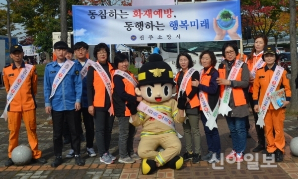 경남 진주소방서는 17일 화재예방 및 소방차 길터주기 캠페인을 실시했다. (사진=진주소방서)