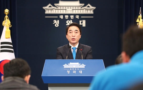 박수현 청와대 대변인이 22일 춘추관 브리핑을 통해 고위공직자 인선검증 강화를 발표하고 있다. (사진=연합뉴스)
