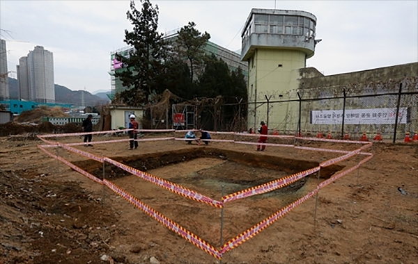 생활쓰레기 매립 흔적만 나타난 옛 광주교도소 북측 담장 주변 추가 발굴조사 구간.