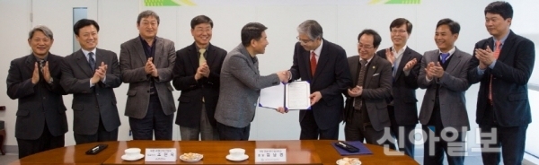 경남과기대 김남경 총장(가운데 오른쪽)과 아론 조현욱 대표가 협정체결을 하고 악수를 하고 있다.(사진=경남과기대)
