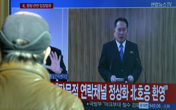 북한이 판문점 연락채널을 개통한다고 밝힌 3일 오후 서울역에서 관련 뉴스가 나오고 있다.(사진=연합뉴스)
