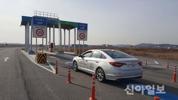 지난해 11월 K-City 고속도로 구간에서 교통안전공단이 개발 중인 자율주행 자동차를 테스트 하고 있는 모습이다.(사진=교통안전공단)