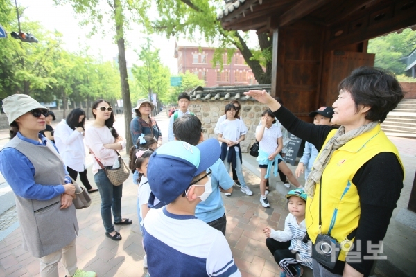 서울 중구가 지난해 펼친 ‘해설사 도보 탐방 프로그램’에 7000명이 넘는 시민들이 참여했다. (사진=서울 중구)