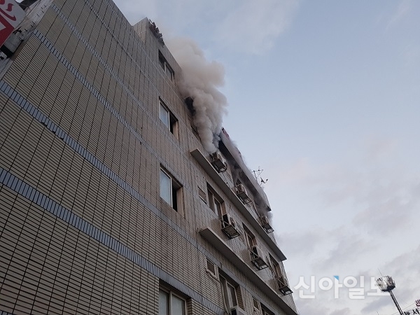 서산시 읍내동 성훈장 모텔 건물에서 불이 나 연기가 새어나오고 있다.(사진=충남 서산소방서)
