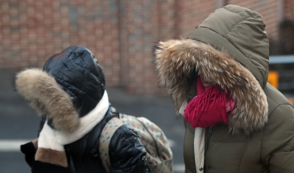 올겨울 최강 한파가 온 24일 오전 서울 시내에서 한 시민들이 모자를 쓰고 걸어가고 있다. (사진=연합뉴스)