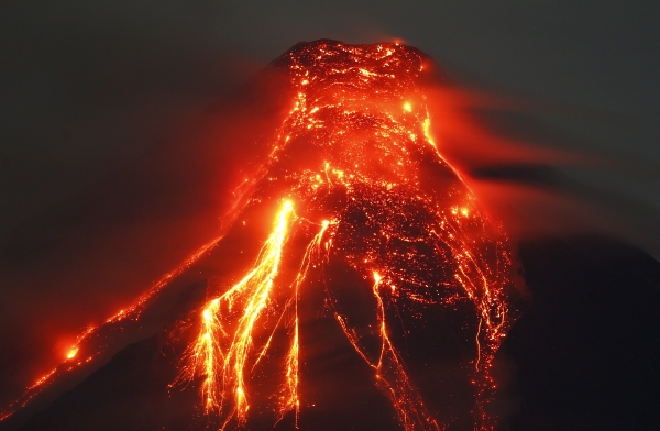필리핀 중부 알바이주(州) 마욘 화산이 25일(현지시간) 시뻘건 용암을 분출하고 있다. (사진=AP/연합뉴스)
