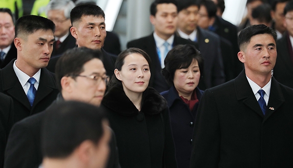 평창 동계올림픽 북한 고위급 대표단의 김여정 노동당 중앙위 제1부부장이 9일 오후 전용기 편으로 인천공항에 도착, KTX 인천공항1터미널역으로 이동하고 있다.
