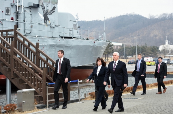 마이크 펜스 미국 부통령과 부인 캐런 여사가 9일 경기도 평택시 해군2함대를 방문해 서해수호관으로 이동하고 있다.