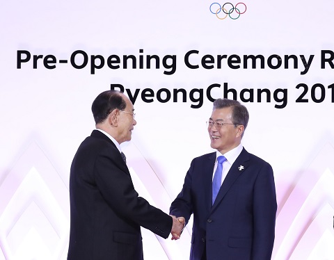 문재인 대통령과 북한의 김영남이 평창올림픽 개회식 리셉션에서 만나 반갑게 악수를 나눴다. (사진=연합뉴스)
