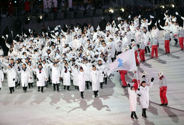 9일 평창 동계올림픽 개회식에서 남과 북이 11년만에 공동으로 입장했다. 남북팀은 'COREA'라는 이름으로 한반도기를 흔들며 세계인들에게 평화의 메시지를 전했다. (사진=연합뉴스)