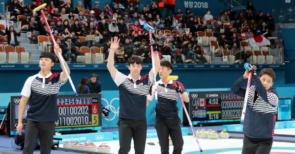 17일 오후 2018 강원 강릉컬링센터에서 열린 2018 평창동계올림픽 남자 컬링 예선 대한민국과 영국의 경기에서 한국 선수들이 영국을 11-5로 꺾은 뒤 손을 들며 기뻐하고 있다.