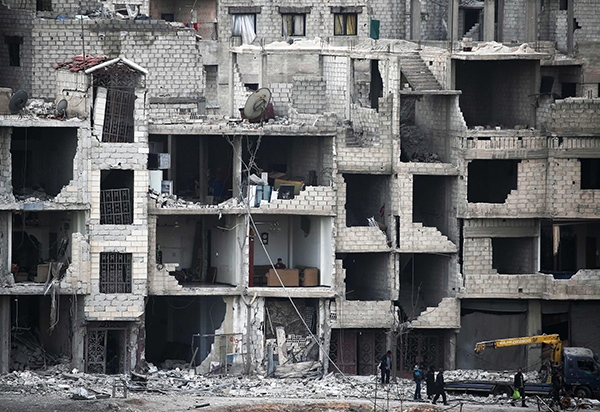 시리아 정부군의 공습과 포격으로 건물들이 파괴된 채 폐허로 변한 반군 지역 동(東)구타의 아르빈 거리 모습. (사진=AFP/연합뉴스)