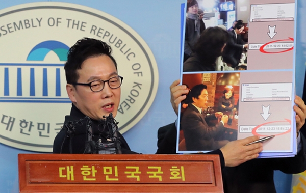 정봉주 전 의원이 12일 국회 정론관에서 기자회견을 자신을 겨냥한 성추행 의혹과 관련해 반박 증거를 공개하고 있다.