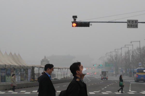 미세먼지 비상저감조치에 들어간 26일 오전 서울 광화문 거리에서 시민들이 출근길 발걸음을 서두르고 있다. (사진=연합뉴스)