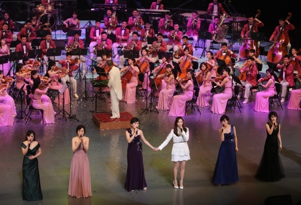 지난달 11일 오후 서울 국립중앙극장 해오름극장에서 열린 북한 삼지연 관현악단 공연에서 가수 서현이 함께 '우리의 소원'이라는 제목의 노래를 부르고 있다. (사진=연합뉴스)