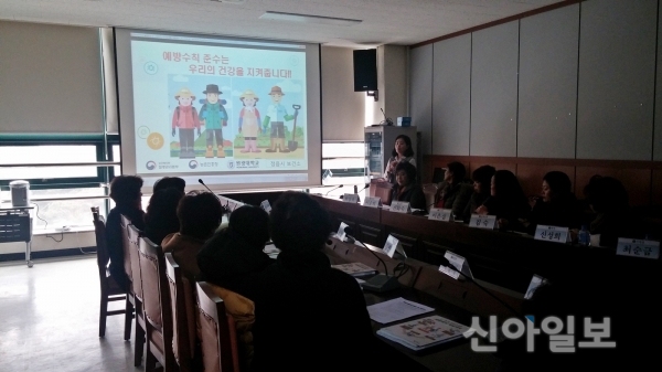 전북 정읍시보건소가 정읍시 생활개선회 회원들을 대상으로 진드기 매개 감염병 예방 교육을 실시하고 있다. (사진=정읍시보건소)