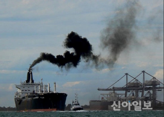 선박 연료유가 불완전 연소해 검은 연기가 발생하는 모습. (사진=보령해양경찰서)
