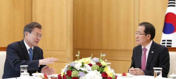 문재인 대통령이 13일 오후 청와대에서 자유한국당 홍준표 대표를 만나 얘기를 나누고 있다. (사진=청와대 제공)