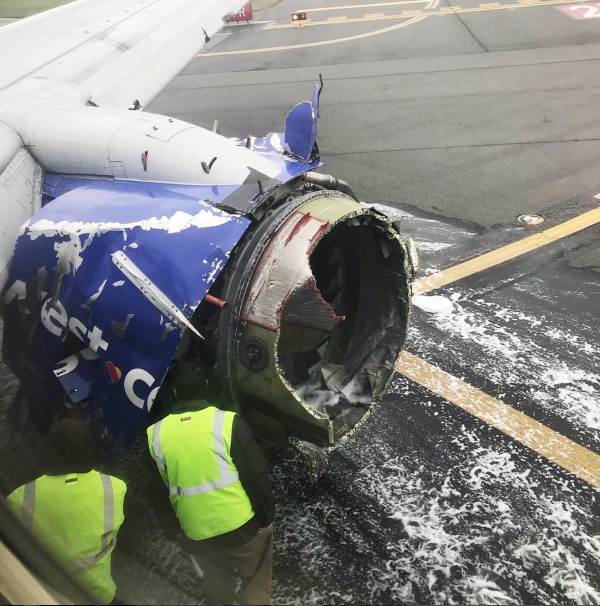 운항 도중 엔진이 터져 17일(현지시간) 미국 펜실베이니아주 필라델피아 국제공항에 불시착한 미 사우스웨스트항공 1380편 보잉 737 여객기의 파손된 엔진을 공항 관계자들이 살펴보고 있다. (사진=EPA/연합뉴스)