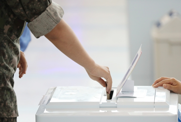 6·13 지방선거 사전투표 첫날인 8일 오전 서울역에 마련된 남영동사전투표소에서 군 장병이 투표함에 투표용지를 넣고 있다. (사진=연합뉴스)
