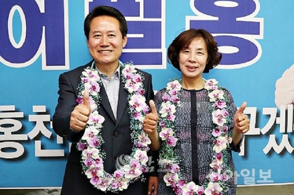 (사진제공=조덕경 기자)6.13지방선거에 리터메치  탈환에 성공한 허필홍 홍천군수 당선자와 부인 박정원 여사