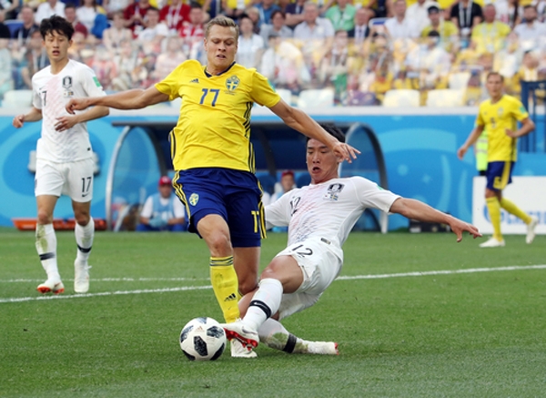 18일 러시아 니즈니노브고로드 스타디움에서 열린 2018 러시아 월드컵 F조 대한민국 대 스웨덴의 경기에서 한국 김민우가 태클하고 있다. 이 태클이 반칙으로 선언되며 페널티킥을 내주었다.