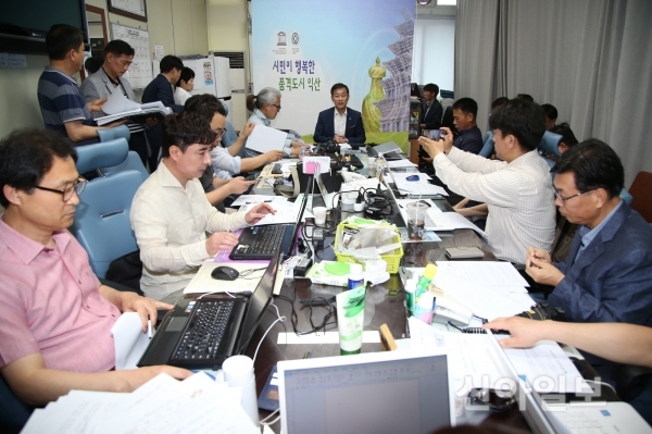 19일 김주일 익산시 문화산업국장이 정례브리핑을 갖고 기업유치 효과 등을 설명하고 있다. (사진=익산시)