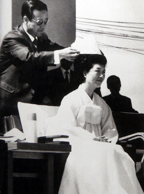 1971년 4월 13일 춘천 유세장에서 육영수 여사에게 간이 고깔모를 씌워주는 김종필.