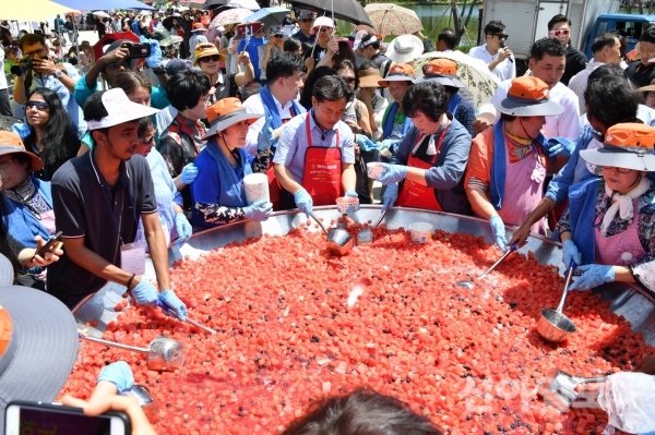 충남 부여군은 제16회 서동연꽃축제에서 농협중앙회 부여지부와 함께 굿뜨래 10미로 유명한 부여 대표농산물 수박을 이용해 수박화채 만들기 행사를 가졌다. (사진=부여군)