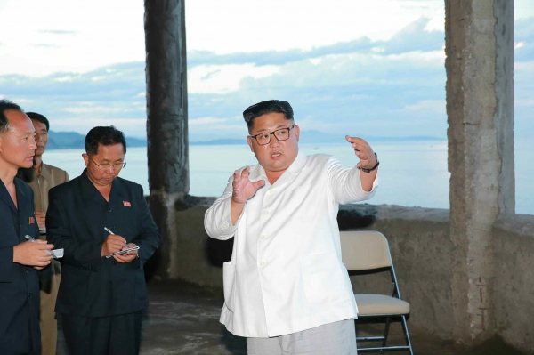 김정은 북한 국무위원장이 함경북도 염분진호텔 건설현장을 시찰했다고 노동당 기관지 노동신문이 17일 보도했다.