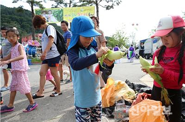 지난해 열린 홍천찰옥수수 축제에 참가한 어린이가 옥수수 껍질을 벗기고 있다. (사진=홍천군)