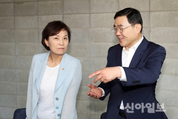 허성무 창원시장이 전주에서 열린 도시재생포럼에 참석한 김현미 국토교통부장관에게 지역현안을 건의했다. (사진=창원시)