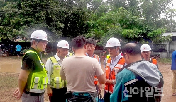 안재현 SK건설 사장(왼쪽 첫번째)이 26일 오전 라오스 댐 사고 현장을 방문해 구조·구호 활동 및 피해 복구 작업에 대한 상황을 점검하고 있다.(사진=SK건설)