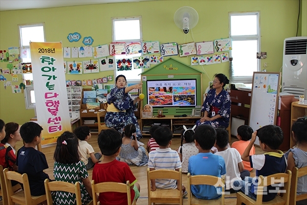 지난 달 관내 한 유치원생을 대상으로 일본 문화에 대해 교육을 실시하고 있다. (사진=창녕군)