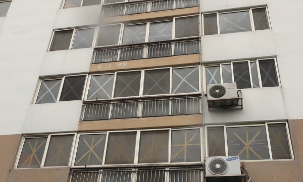 제19호 태풍 솔릭이 북상하는 23일 오후 전남 목포시의 한 아파트 창문에 주민이 강풍에 창문이 깨질 것을 우려해 테이프를 붙여놓았다 (사진=연합뉴스)