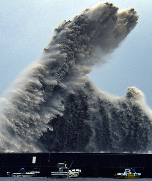제20호 태풍 시마론의 영향으로 일본 고치현 아키시의 방파제에서 거대한 파도가 하늘로 치솟고 있다. (사진=연합뉴스)