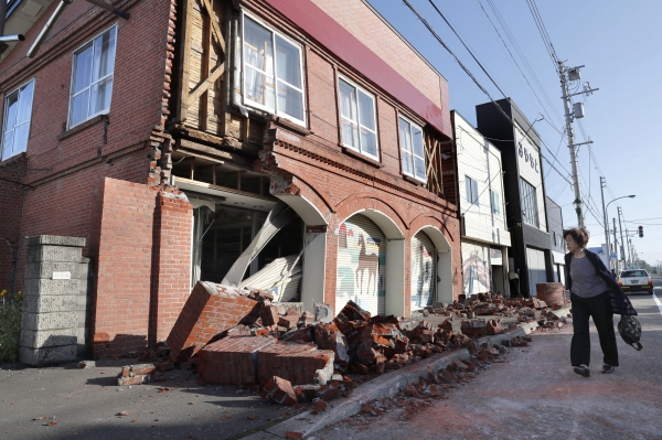 일본 홋카이도에 강진이 발생한 6일 홋카이도 유후쓰군 한 건물이 무너져 내려 잔해가 뒹굴고 있다. (사진=연합뉴스)