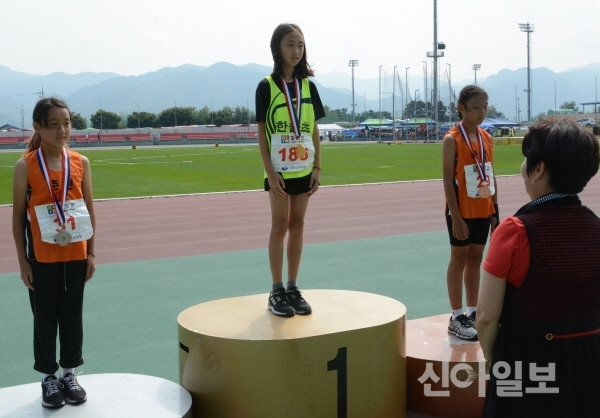 초등 여자부 4학년 멀리뛰기 종목에서 입상한 선수들이 시상대에서 메달을 목에 걸고 기념촬영을 하고 있다. (사진=최문한 기자)