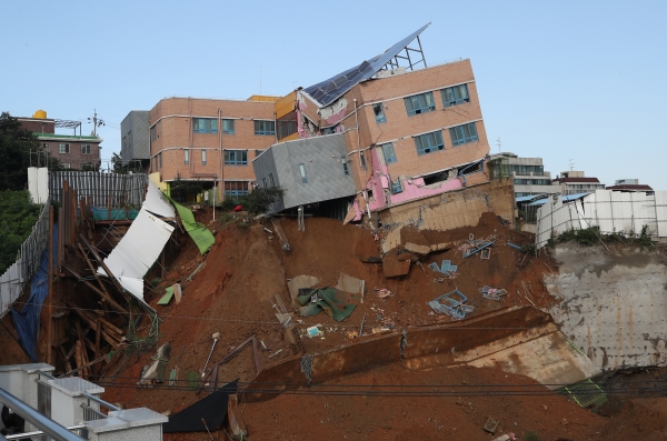 7일 오전 서울 동작구 상도동 다세대주택 공사장의 흙막이가 무너져 근처에 있는 상도유치원 건물이 기울어져 위태롭게 서 있다