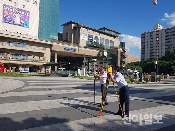 서울 성동구 토지관리과 직원들이 왕십리광장에서 위성측량 기기를 활용해 위치정보를 측량하고 있다. (사진=성동구)