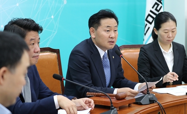 김관영 바른미래당 원내대표(왼쪽 세번째)가 2일 국회에서 열린 원내대책회의에서 발언하고 있다.(사진=연합뉴스)