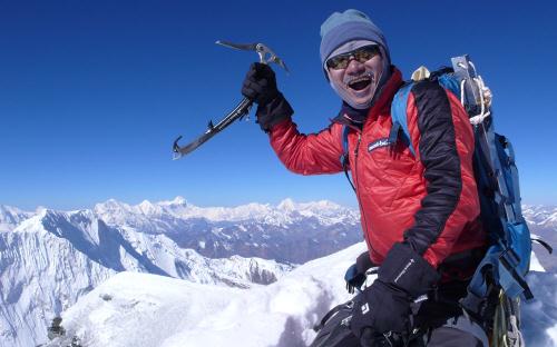 김창호 대장이 2012년 네팔 힘중(7140m)을 세계 최초로 등정에 성공한 뒤 환호하는 모습. (사진=연합뉴스)