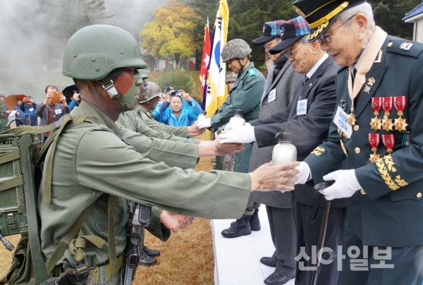 6.25 당시 군복을 입은 6사단 장병들이 압록강물을 헌수하는 장면을 재연하고 있다. (사진=최문한 기자)